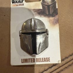 The Mandalorian Helmet Pin 2019 Disney Limited Release Star Wars.