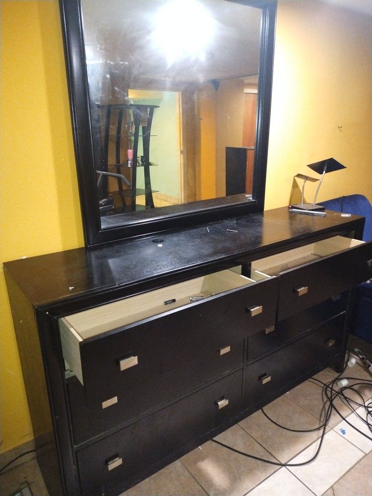 Dresser With Mirror