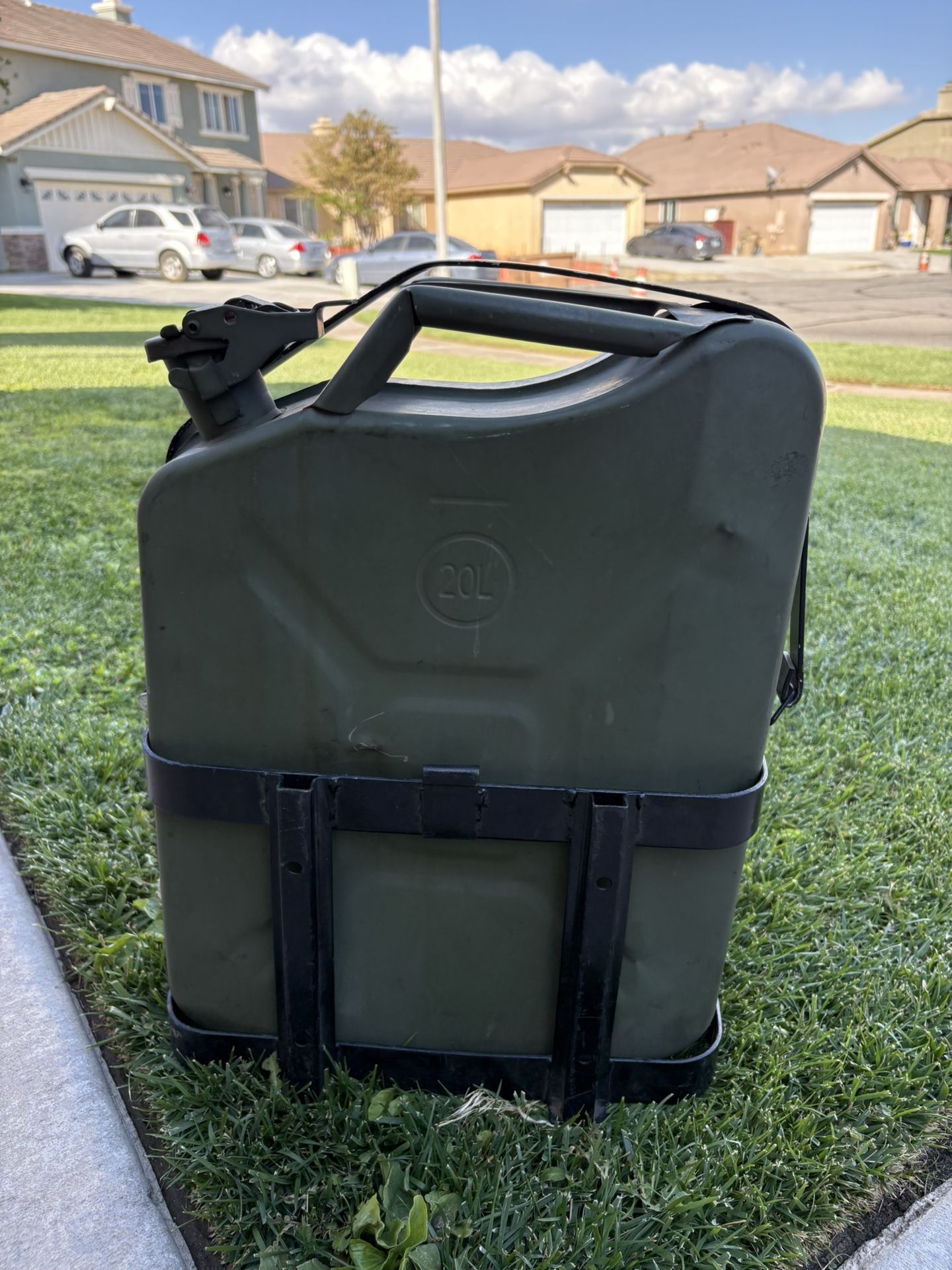 Metal 5 Gallons Gasoline Ca With Holder