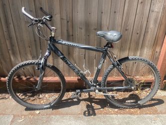 Trek 3900 Alpha Custom Aluminum Mountain Bike 20”  Fits someone 5’9”, 5’10”, 5’11”, 6’, 6’1”, 6’2” Everything works great. Needs new kickstand and gri