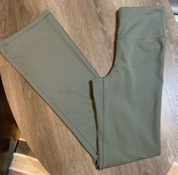 American Eagle Outfitters The Everything Flare Legging in Camo Green Size XS