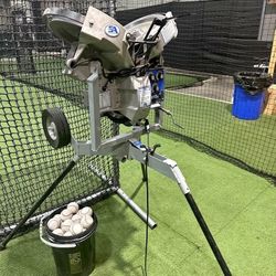 Baseball pitching machine