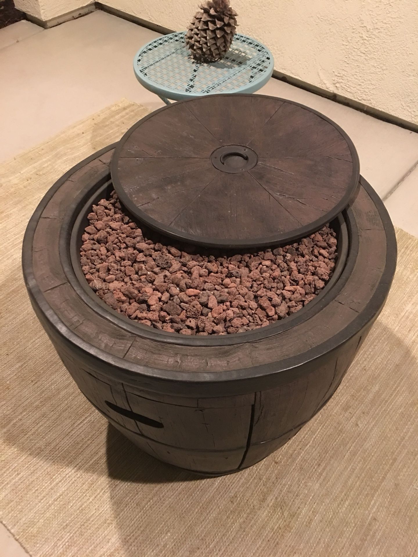 Fire pit. Global Outdoors 27.36-in W 50000-BTU Brown Tabletop Composite Liquid Propane Fire Table
