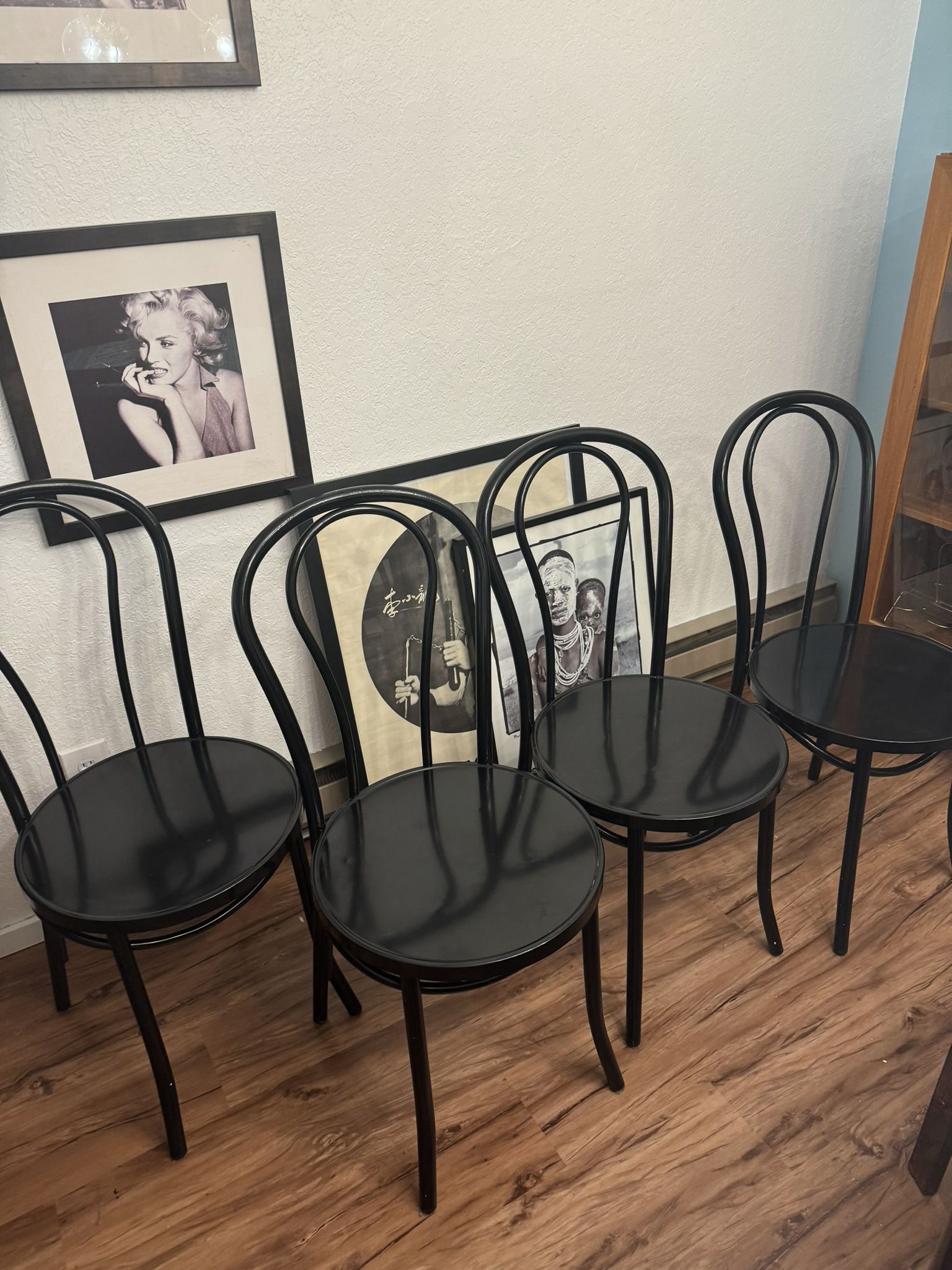 Selling This Set Of Four Indoor/outdoor Bistro Chairs