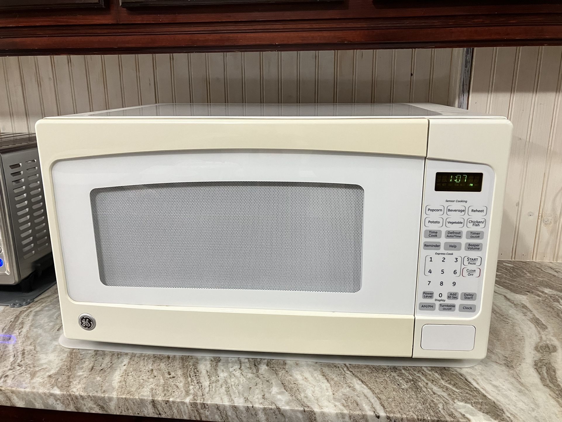 GE 1.8 Cu. Ft. White Microwave VERY CLEAN!