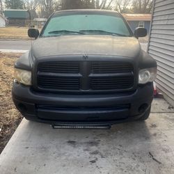 2005 dodge ram 1500 4x4 with hemi and heat and air conditioning