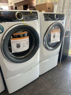 Electrolux washer and gas dryer set
