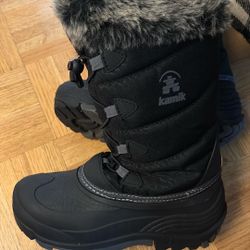Kids Snow boots Size 5 