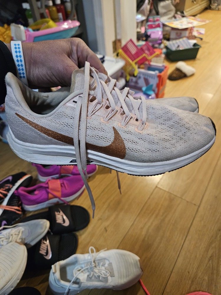 Woman's Sneakers Sz 10