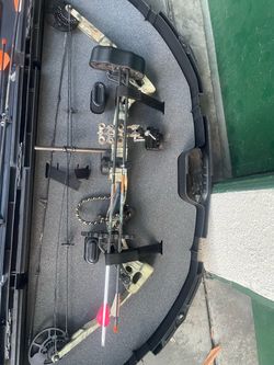 Diamond by BowTech Compound Bow Razor Edge with Accessories in Hard Case