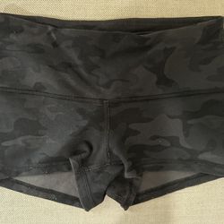 Lululemon Boogie Shorts Savasana Camo & Black Size 2 Yoga Athletic Pilates Run