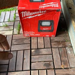 Milwaukee Dual Power Flood Light 