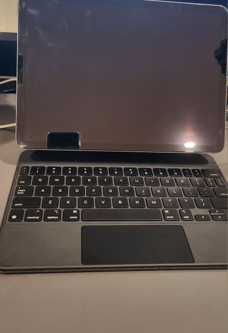 iPad Air 4th Gen 64GB + Keyboard Case
