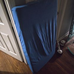 crib with drawer at the bottom/ mattress