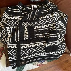 Black And White Sweater  Size 12/14