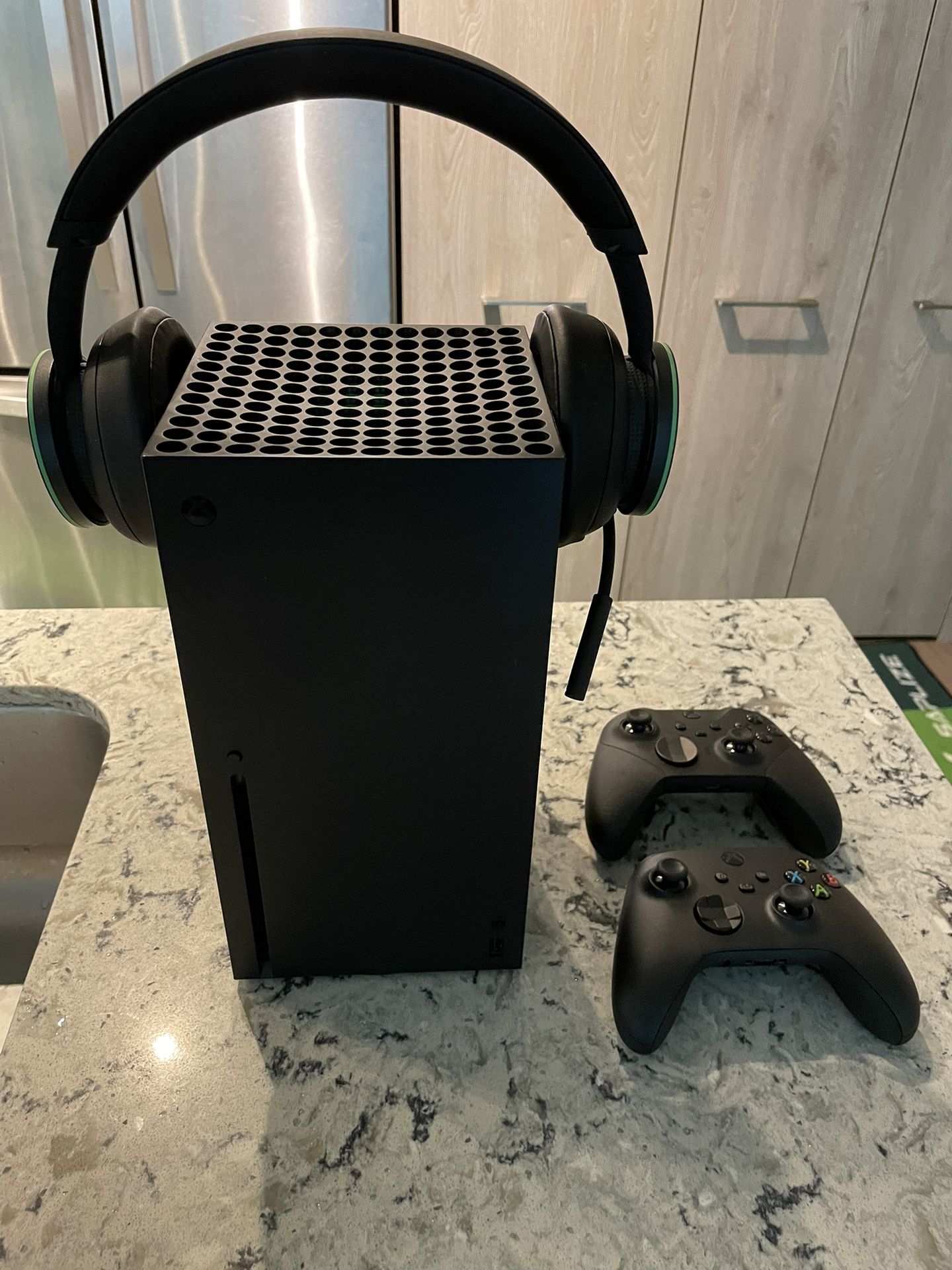 Like New XBOX series X 1TB (with Wireless Headset and 2 Wireless Controllers)