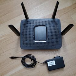 Router Linksys Max-Stream AE8300 - Tri-Band AC2200. Used