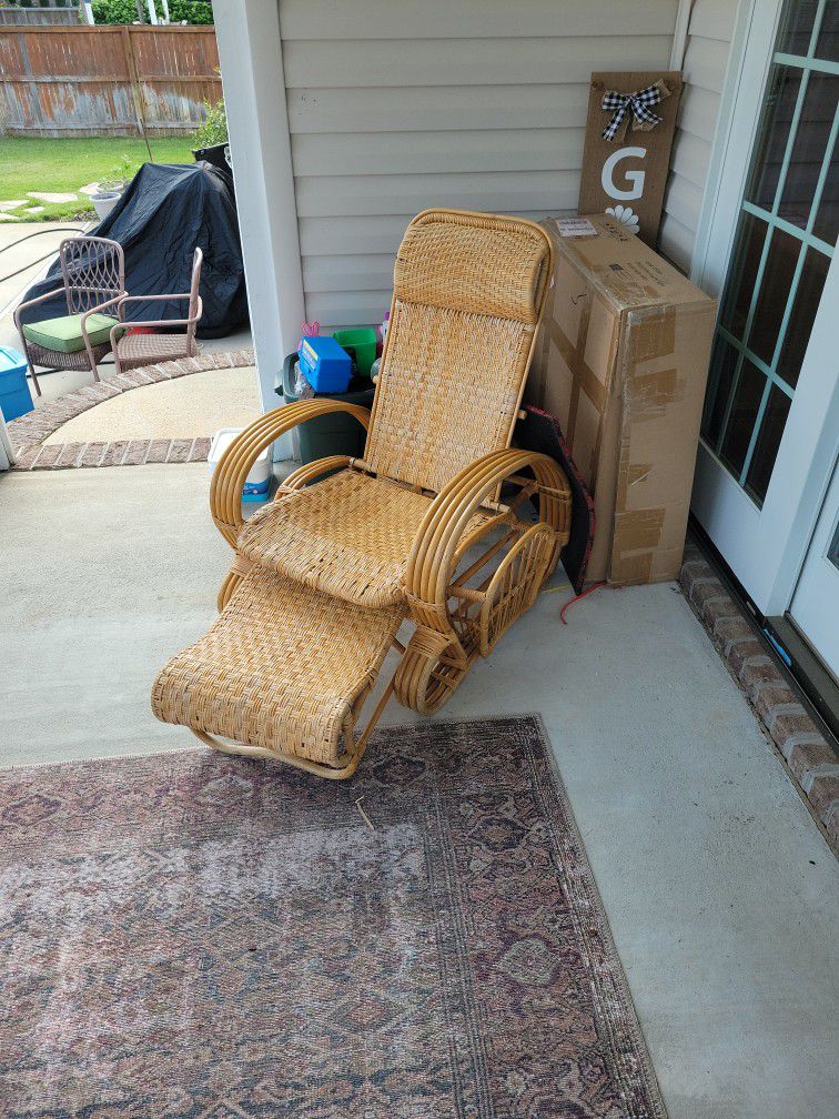 Wicker Lounge Chair Retractable Extension