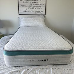 Helix Sunset Mattress, Twin, Cover: Original Cover, Top Layer: Standard Layer Like New, Perfect Condition