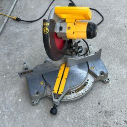 Dewalt 12 in sliding miter saw  DW705