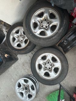Toyota Highlander wheels set of 4 bad tires