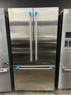 Monogram 23.1 Cu. Ft. Smart Refrigerator / Refrigerador Monogram 23.1 pies³