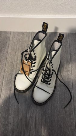 DR MARTENS
