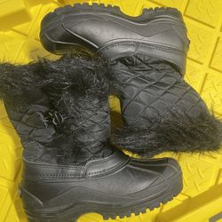 Sz 7 Women’s Snow Boots