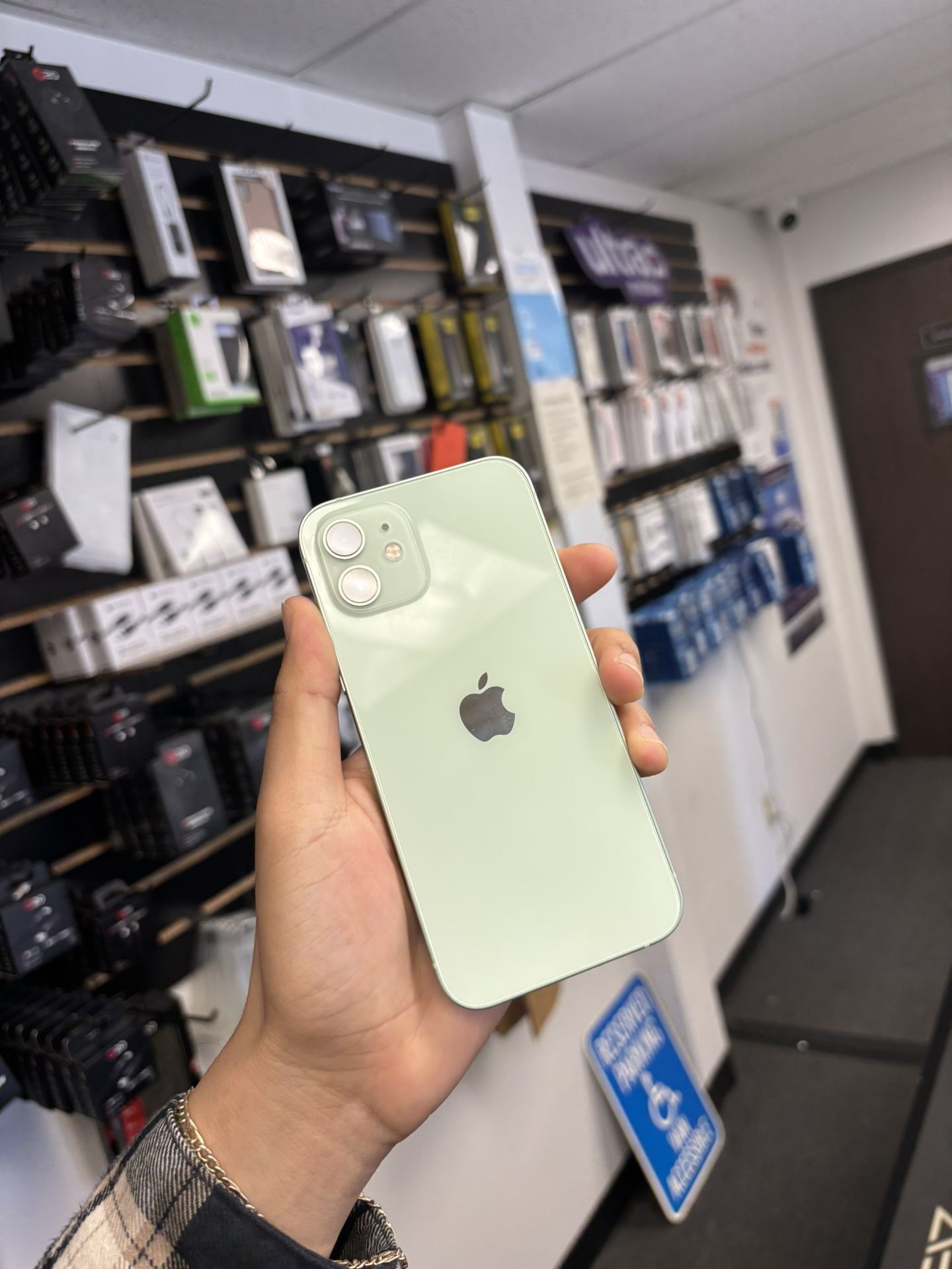 📱 iPhone 12 64GB – Clean & Ready to Go