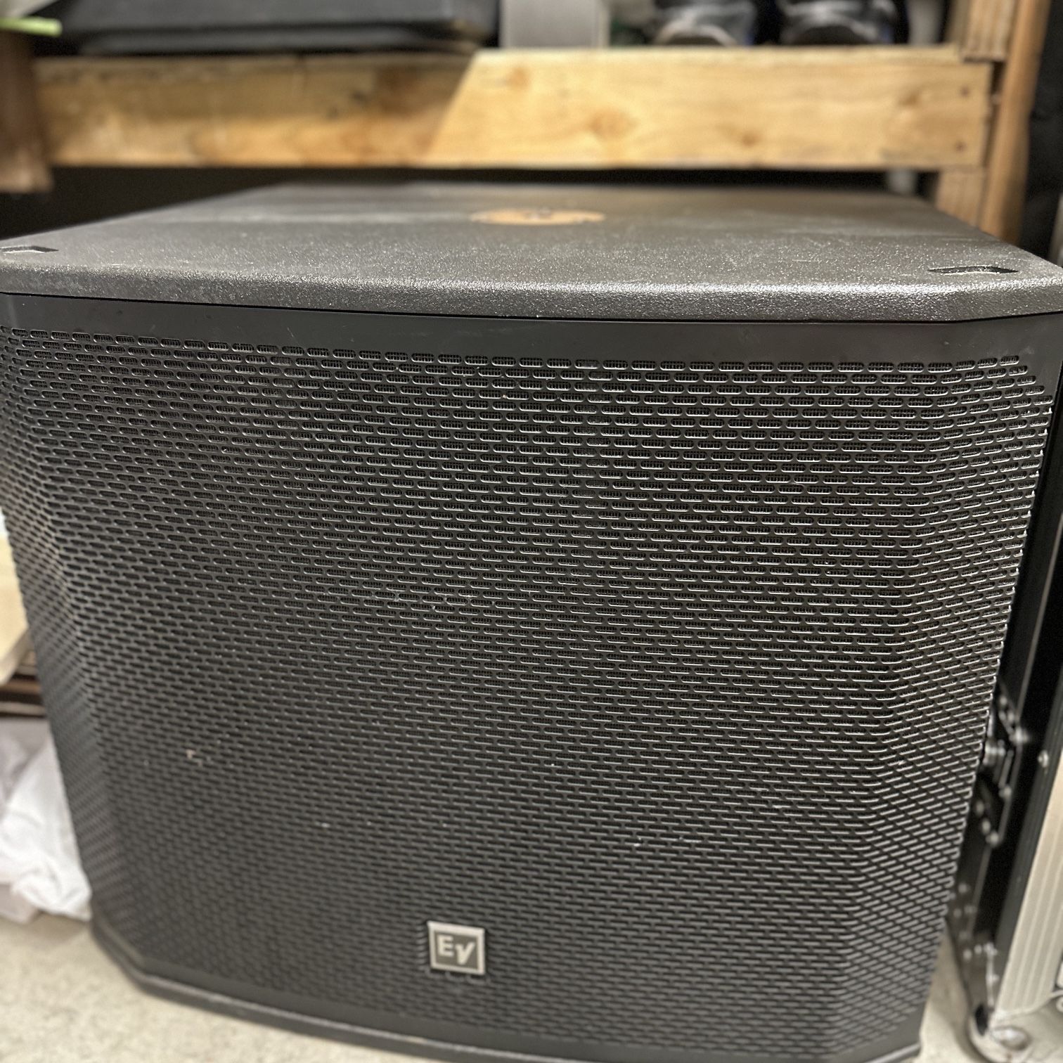 EV EKX 18” Powered subwoofer 