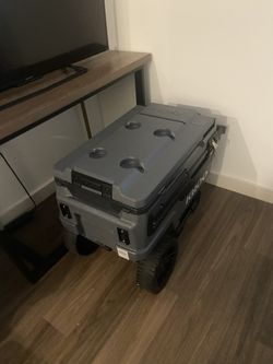 Igloo 70 QT Rolling Cooler