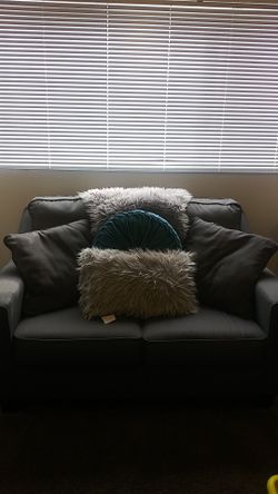500$John para set of couches beautiful grey color