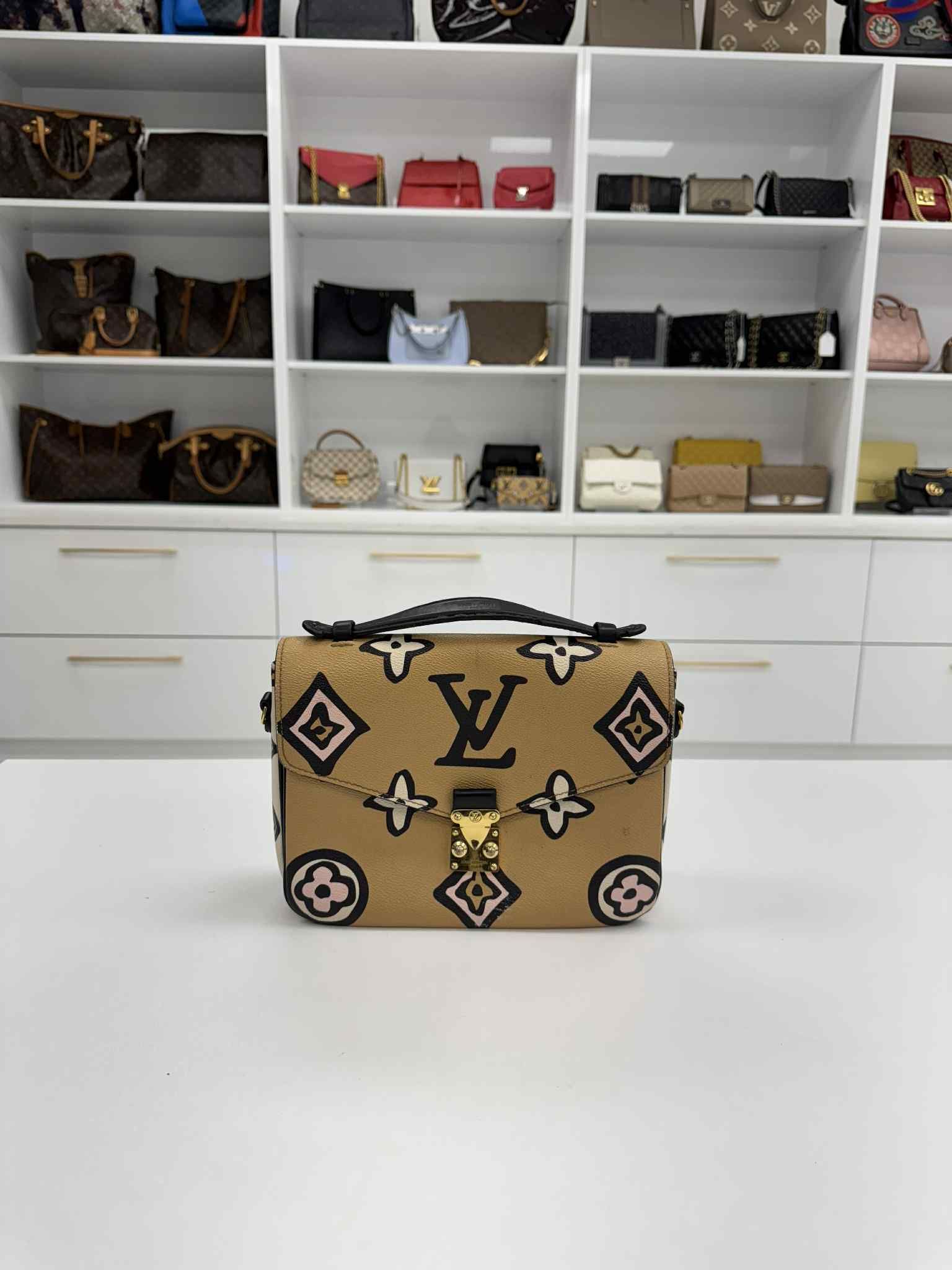 Louis Vuitton Pochette Metis Wild at Heart Arizona Monogram Beige