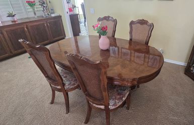 Elegant Traditional Dining Table – Excellent Condition