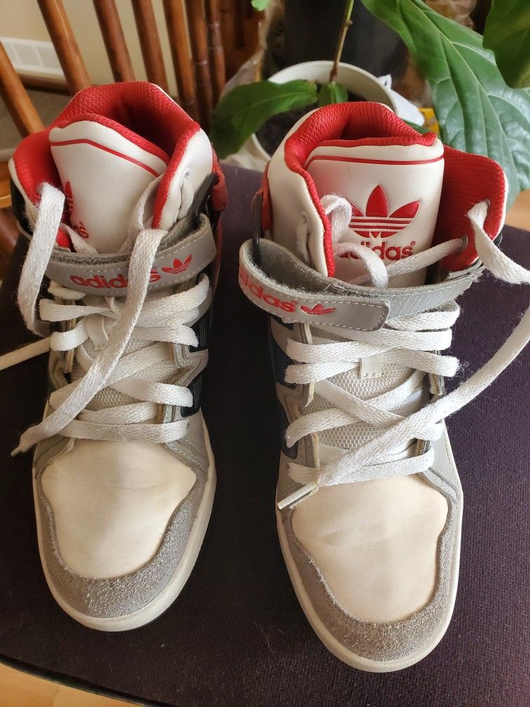Boys Athletic Shoes Sz 5.5