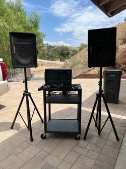 YAMAHA EMX66M powered mixer with 2 PA Speakers & stands