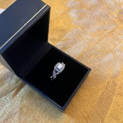 NEW GENUINE VERA WANG DIAMOND ENGAGEMENT RING. 💎.  14KT.  VERY THICK & HEAVY.  2 GENUINE SAPPHIRES  MSRP $3,499.99(SEE AD). XMAS SALE $999 💎OR BEST 