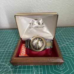 Vintage Timex Q Day-date - Excellent Condition