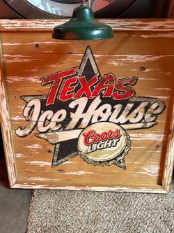 Colors Texas IceHouse sign with light.