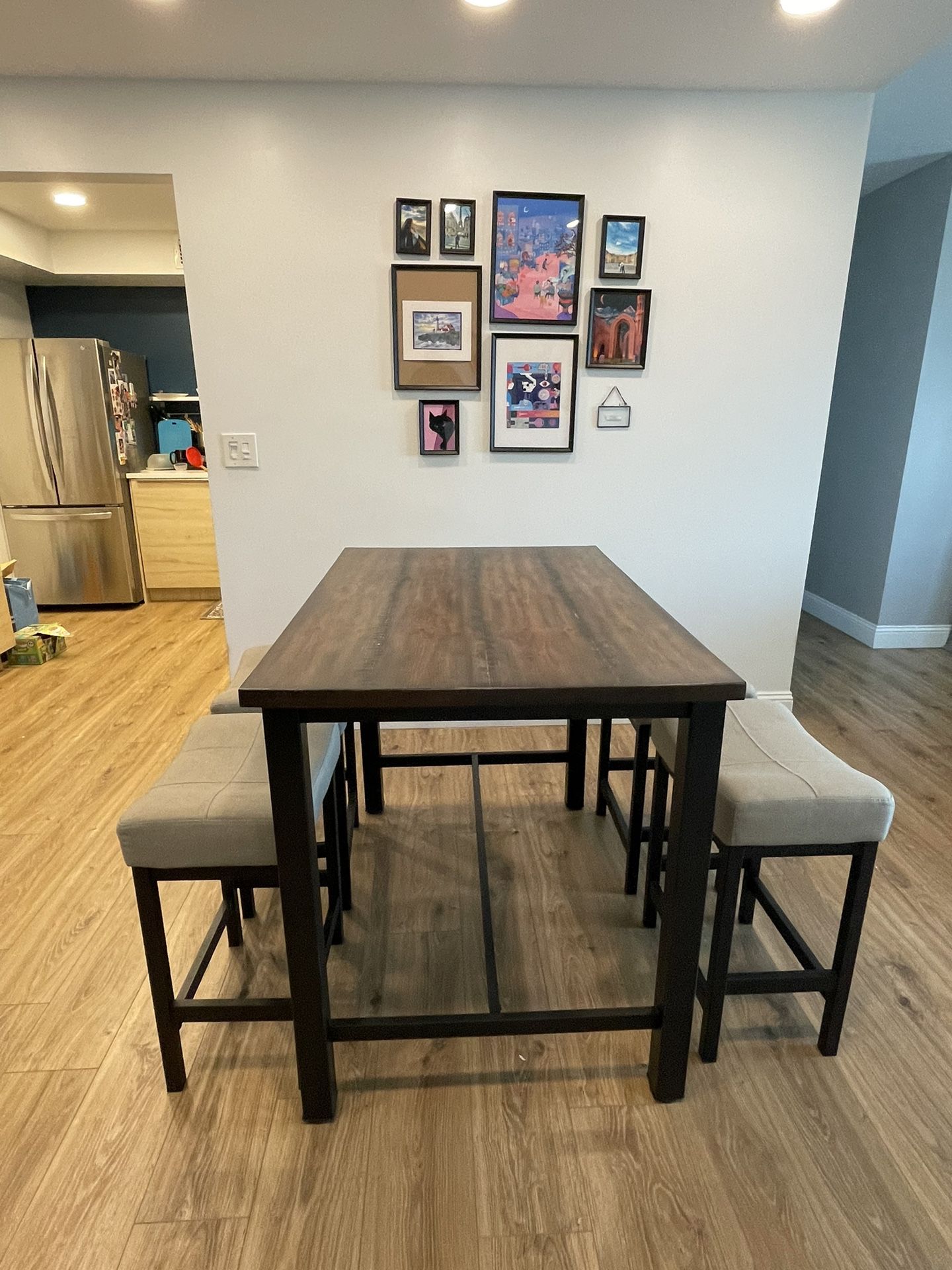 Kitchen Table With 4 Bar Stools