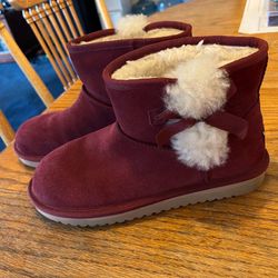 Like New Koolaburra By UGG Woman’s Boots Size 7 Purplish /Red Suede Bow Tie Fur