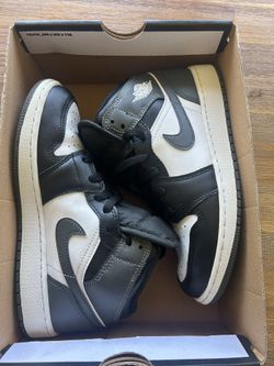 100 Authentic NIKE Air Jordan 1 MID (GS) Size 5.5Y Black White & Grey