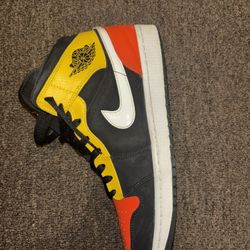Nike Air Jordan 1 Mid SE 852542-087 Size 10.5 men "Raygun" Amarillo Orange