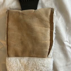 Leather mitten with ice scratcher