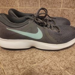 Women's Nike Walking Shoes Size 9.5w