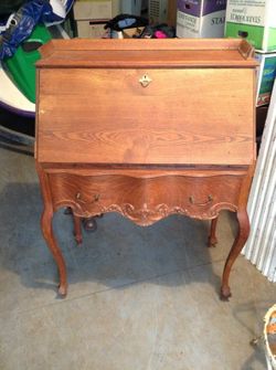 Beautiful oak serpintine desk