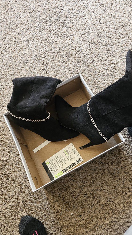 Black Suede Boots With Anklet 