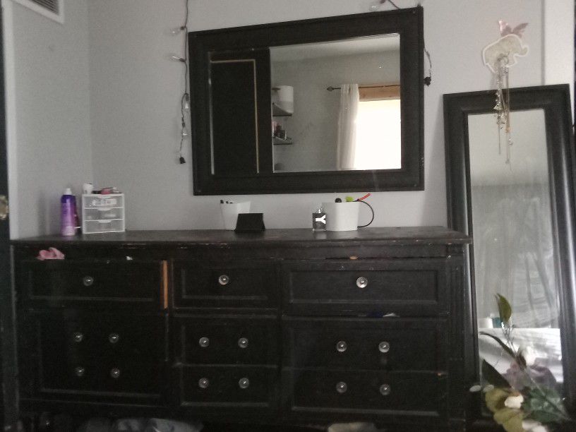 Dresser With 2 Mirrors