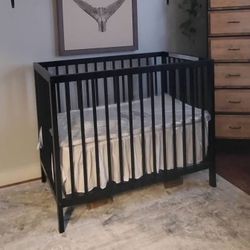 Graco Mini Crib. Black.