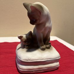 Vintage Seymour Mann Music Box 1980's Siamese Cat/Kitten Hand Painted Bisque Porcelain
